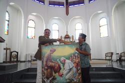 Lukisan Denny JA Soal Paus Diserahkan ke Gereja Katolik Santo Servatius