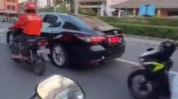 Viral Mobil Sri Sultan HB X Melaju di Jalan Raya Tanpa Pengawalan, Antre saat Lampu Merah<