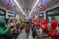 Ratusan Perempuan Berkebaya Naik LRT Jakarta 