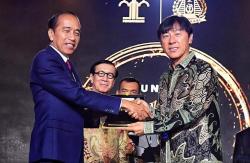 Senyum Shin Tae-yong Dapat Golden Visa dari Presiden Jokowi