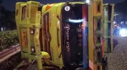 Sopir Diduga Ngantuk, Truk Pengangkut Pasir Terbalik di Tol JORR KM 28