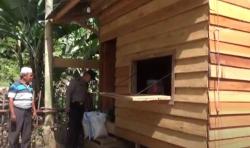Bikin Haru, Polisi Sisihkan Gaji Bangun Rumah Nenek Lumpuh yang Tinggal di Gubuk Reyot<