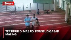 Detik-Detik Seorang Pria Curi Ponsel Milik Jemaah Masjid yang Tertidur