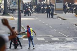 Venezuela Rusuh usai Pilpres, Pendemo Lempari Polisi dengan Bom Molotov Dibalas Gas Air Mata
