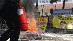 Aksi Protes Vonis Bebas Ronald Tannur, Massa Bakar Keranda Mayat dan Segel PN Surabaya<
