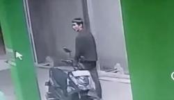 Terekam CCTV, Pria Curi Motor di Masjid Bekasi saat Korban Salat Isya