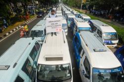 Unjuk Rasa Ratusan Sopir Angkot Mikrotrans