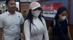 Penampakan Dinar Candy Diperiksa di Polda Jambi, Pakai Masker dan Baju Ketat Putih<