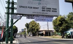 Spanduk Bernada Satire Mejeng di Jalanan Jelang Persis Solo Vs Arema FC di Piala Presiden 2024