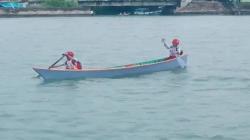 Salut! 2 Siswa SD di Bone Dayung Sampan Seberangi Sungai Tangka demi Pergi ke Sekolah