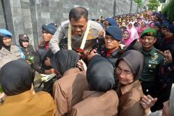 Tangisan Polisi Ditinggal Komjen Ahmad Luthfi di Mapolda Jateng