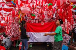 Pasar Jatinegara Dipenuhi Pernak-pernik Merah Putih Jelang HUT ke-79 RI 