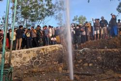 Kronologi Semburan Air Belasan Meter di Sampang, Diawali Ledakan Keras dan Bau Gas