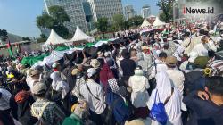 Momen Bendera Palestina-Indonesia Sepanjang 50 Meter Dikibarkan di Depan Kedubes AS