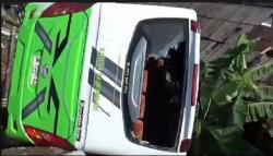 Bus Pariwisata Masuk Jurang Timpa Rumah di Puncak Bogor, 8 Orang Terluka