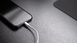 Mitos vs Fakta, Charger Smartphone Semalaman Bikin Baterai Rusak?