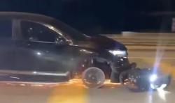 Viral Mobil Tabrak Motor Diseret hingga Masuk Jalan Tol, Netizen Ngeri: Nasib Pemotornya Gimana?
