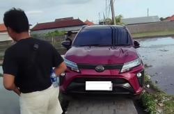 Viral Mobil Daihatsu Terjebak di Tengah Sawah, Netizen: Mundur Kena Maju Kena