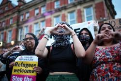 Momen Haru Warga Inggris Ramai-Ramai Lindungi Masjid dari Ancaman Ekstremis Sayap Kanan