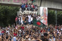 Rakyat Bangladesh Merayakan Pengunduran Diri Perdana Menteri Sheikh Hasina