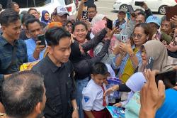 Gibran Rakabuming Pantau Program Makan Siang Gratis di SDN 4 Tangerang