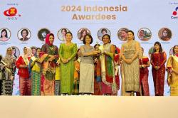 Perempuan Indonesia Terima Penghargaan AWEN Award di Kamboja