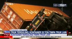 Hilang Kendali, Kontainer Terguling Timpa Truk di Jalur Mojokerto-Surabaya 