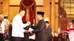 Momen Bersejarah, Pj Gubernur Sultra Terima Duplikat Bendera Pusaka Sang Saka Merah Putih<