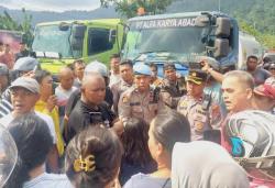 Niat Tolong Bidan Jatuh dari Motor, 2 Polisi Malah Dipukuli warga di Padang