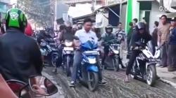 Viral Puluhan Pemotor Nekat Terobos Jalan Baru Dicor hingga Rusak Parah, Netizen: Nyesek Lihatnya 