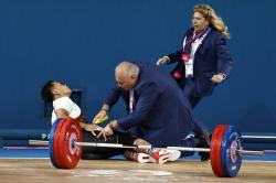 Detik-Detik Eko Yuli Dibopong karena Kesakitan usai Angkat Beban di Olimpiade Paris 2024