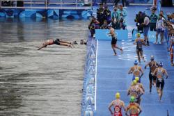 Atlet Triathlon Olimpiade Paris Masuk RS usai Renang di Sungai Siene, Diduga Terinfeksi Ecoli