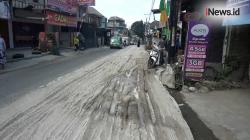 Puluhan Pemotor Nekat Terobos Jalan Provinsi yang Baru Dicor hingga Rusak Parah