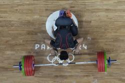 Lifter Indonesia Rizky Juniansyah Bersujud usai Rebut Medali Emas Olimpiade 2024