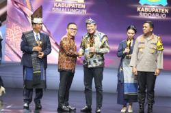 Layanan kepada Masyarakat Meningkat, Wakil Bupati Sidoarjo Raih PDA 2024  <