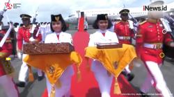 Momen Bendera Pusaka dan Teks Proklamasi Tiba di Bandara Sepinggan Balikpapan
