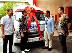 Penyerahan Bantuan Kesehatan untuk Masyarakat di Batam