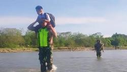 Aksi Heroik Babinsa Serka Zulfan Panggul Anak-Anak SD Seberangi Sungai agar Bisa Sekolah