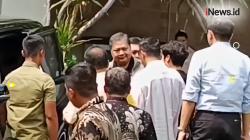 Airlangga Hartarto Melengos dari Rumah Dinas Tak Hiraukan Pertanyaan Wartawan