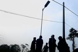 KKN di Desa Pasir Barat, Mahasiswa UIN Jakarta Pasang Lampu Tenaga Surya
