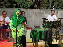 Bacagub NTB Umi Rohmi Cium Tangan Guru SMP saat Bertemu di Lombok Barat