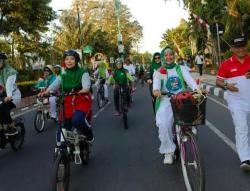 Bacagub NTB Umi Rohmi Gowes Bareng Relawan di Mataram, Pengunjung CFD Heboh
