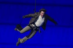 Aksi Mission Impossible Tom Cruise Lompat dari Atap Stade de France