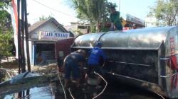 Truk Bawa 7 Ton Minyak Goreng Terguling, Bukan Menolong Warga Malah Sibuk Jarah