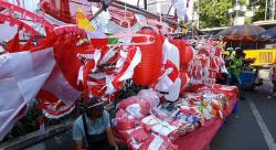 Pedagang Bendera Sebut Omzet Turun Setiap Tahun, Ini Penyebabnya