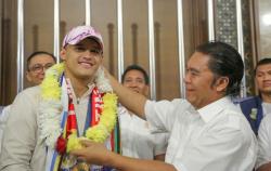 Peraih Medali Emas Olimpiade Rizki Juniansyah Diarak Ribuan Warga Kota Serang