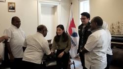 Keakraban Angela Tanoesoedibjo dengan Mathius-Aryoko Paslon Pilgub Papua