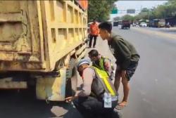 Ngeri! Guru MTs Tewas Terlindas Dump Truk usai Tabrak Pikap di Pasuruan