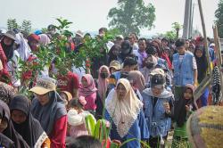 Ribuan Warga Mekar Baru Tangerang Jalan Santai Sambut HUT ke-79 RI