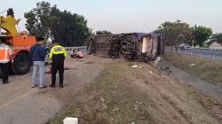 Kecelakaan Maut di Tol Jombang, Bus Pariwisata Terguling<